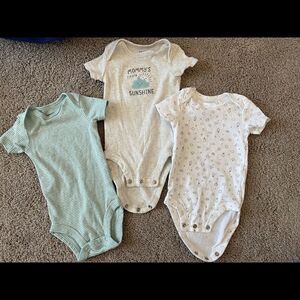 3 pack 3M boys onesie NWOt carters pack different prints on each one
